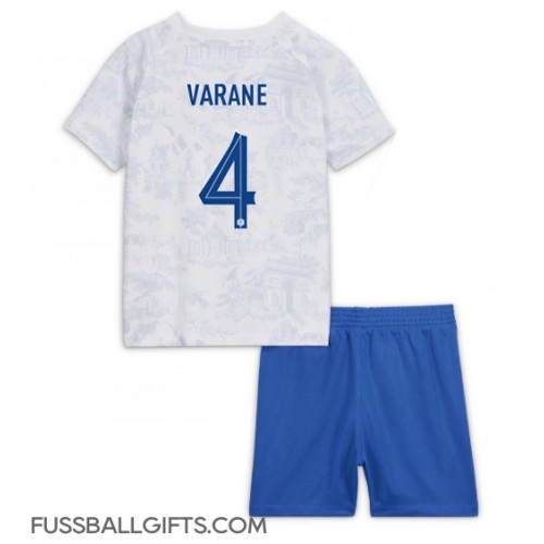 Frankreich Raphael Varane #4 Fußballbekleidung Auswärtstrikot Kinder WM 2022 Kurzarm (+ kurze hosen)